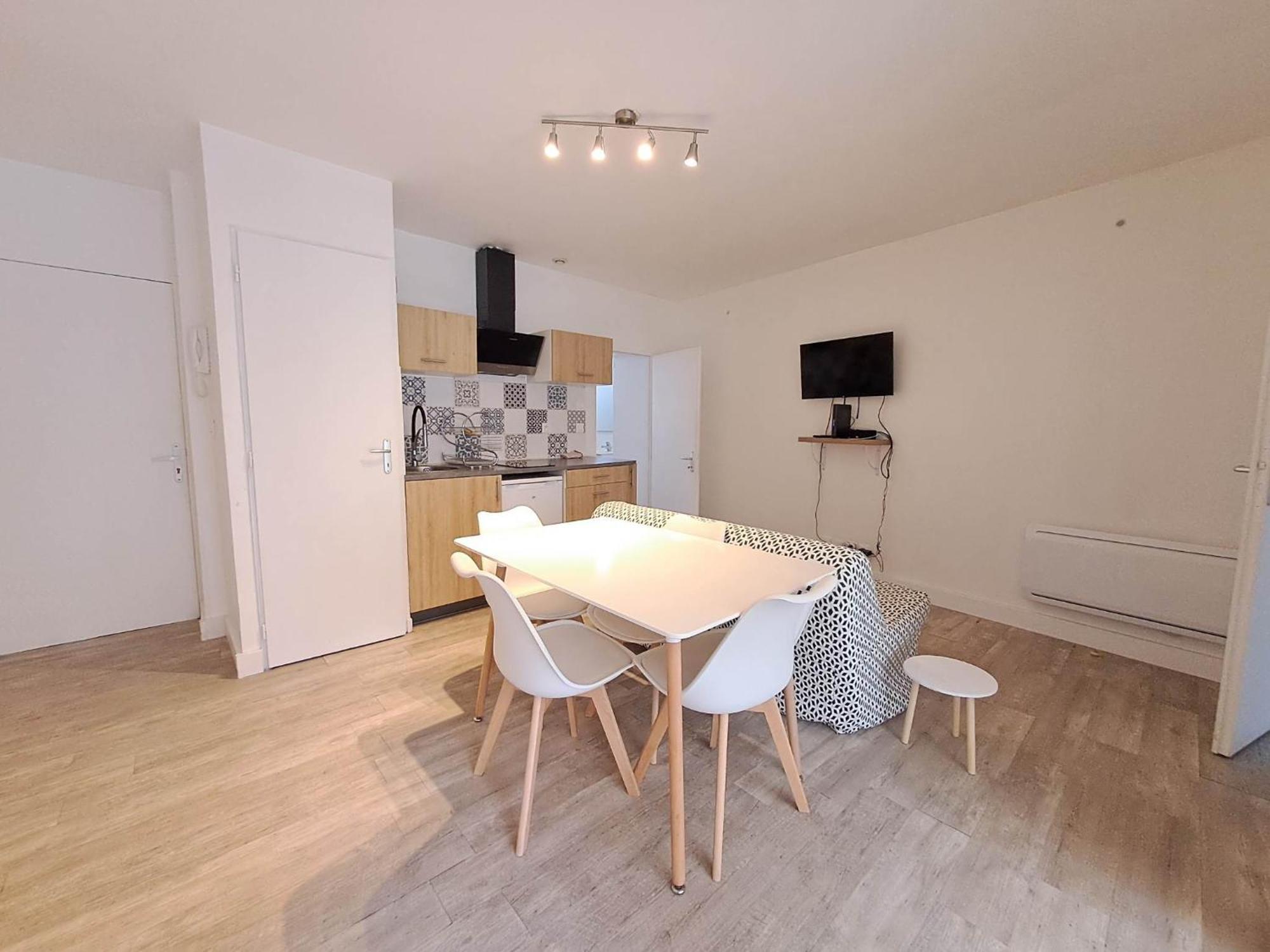 T2 Avec Cour Le St Amand, 3pers, 2 Lit, Wifi Apartment